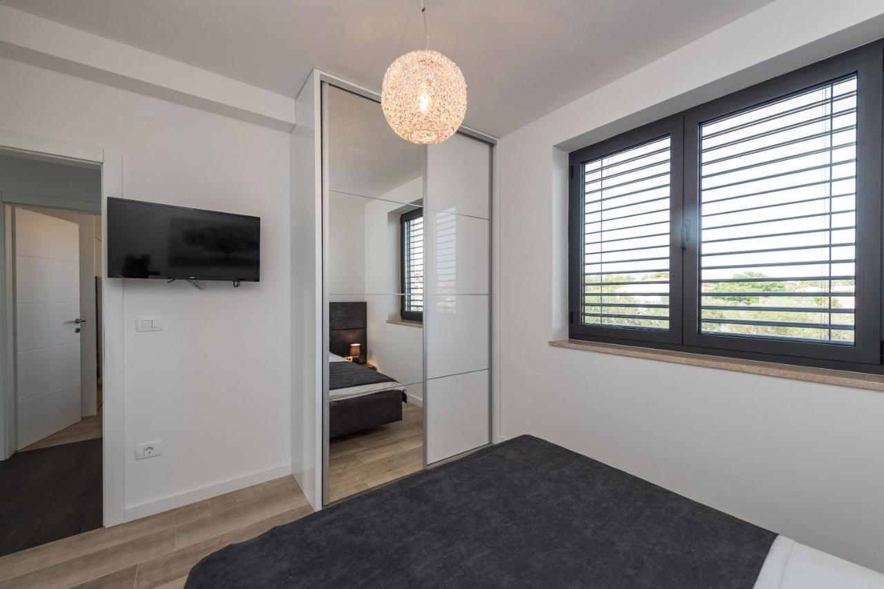 Grandpalazzo Apartments Vir Bagian luar foto