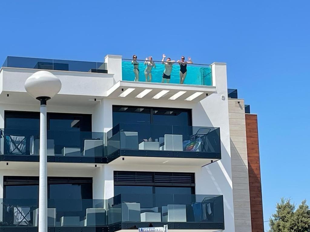 Grandpalazzo Apartments Vir Bagian luar foto
