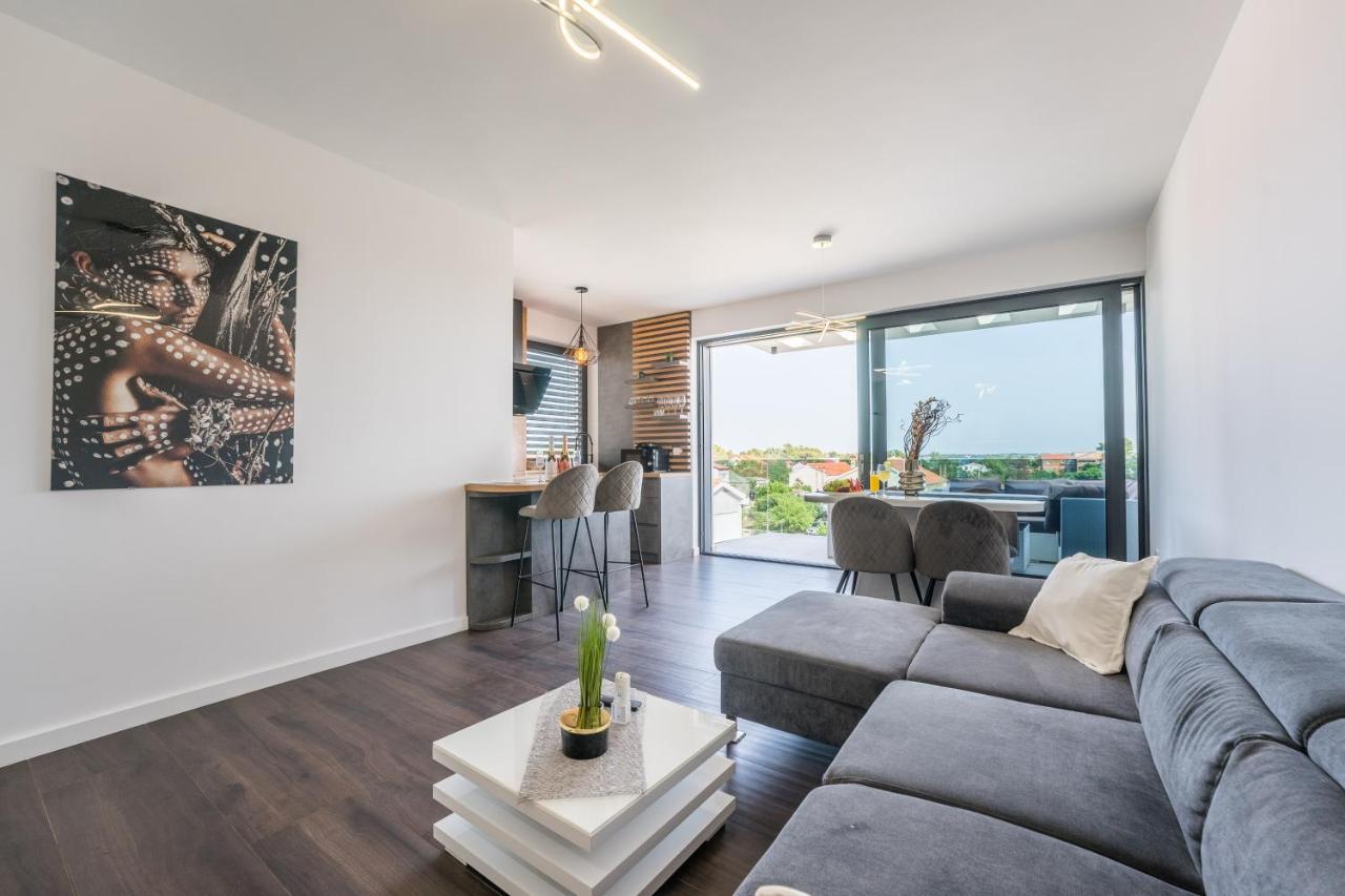 Grandpalazzo Apartments Vir Bagian luar foto